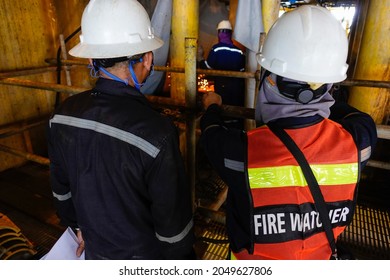 Fire Watcher Watch Welder Weld Gas Pipe Casing For Stop Work In 