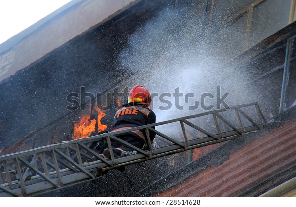 firefighter
extinguishes fire in difficult
conditions