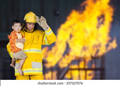 brandweerman, brandweerman redde het kind uit het vuur