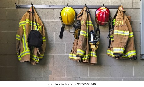 Casco de bomberos y abrigo de protección colgado en la estación de bomberos