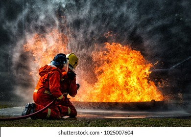 brandweerman training., brandweerman met behulp van water en brandblusser om te vechten met vuur vlam in een noodsituatie., in gevaar situatie alle brandweermannen dragen brandweerpak voor de veiligheid.