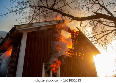 Feuerwehrleute und ein brennendes Haus
