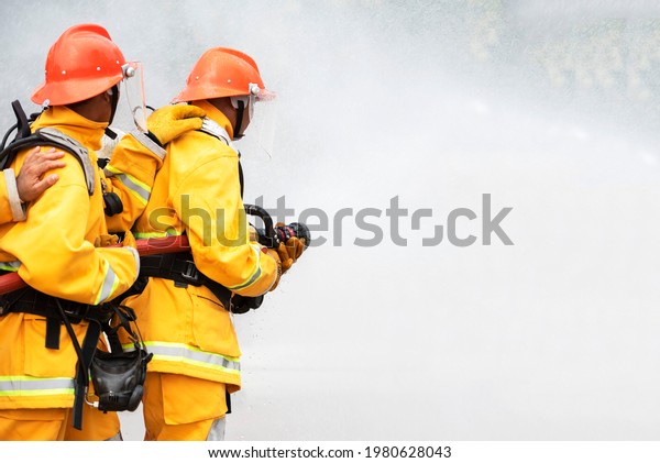 Firefighters train firefighters to use water and
fire extinguishers to fight flames in emergency situations.Under
dangerous situations, all firefighters wear a firefighter's
clothing for
safety.