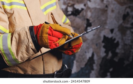 El inspector de bomberos realiza investigaciones para determinar las circunstancias del incendio en la casa y utiliza el portapapeles para informar del incidente. Concepto Pagos de seguros y lista de comprobación.