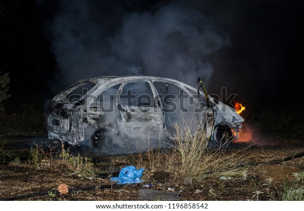 Fireman put out fire, thieves burn a job car after\
robbery car in flames