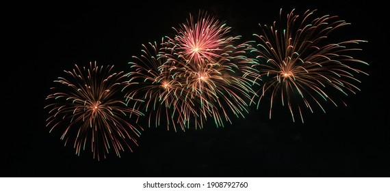 Proyección de fuegos artificiales en el cielo negro de fondo para la celebración, Festival, Año Nuevo