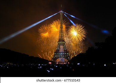 Fireworks on the Eiffel Tower for Bastille Day 2017 - Feux d'artifices du 14 juillet 2017 sur la Tour Eiffel
