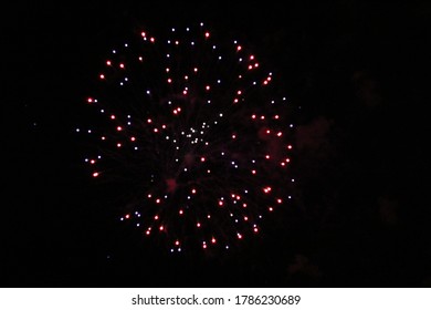 輝く花火大会 黒い空に色のついた夜の爆発 夜空に美しい多彩色の花火 大晦日の花火大会 夜空にボケの光を伴う輝く花火 写真素材 Shutterstock