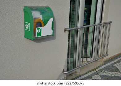 First aid AED defibrillator wall mounted storage cabinet in metal plastic transpa comes key door handle, fits all brands cardiac science for public place, plastic box, public park, street, restaurant 