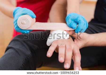 First Aid Training - Snake Bite. First aid course.