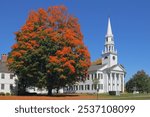 First Congregational Kirche in Litchfield in autumn, Connecticut, USA