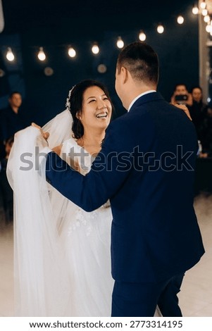 first dance of the bride and groom inside a restaurant with heavy smoke