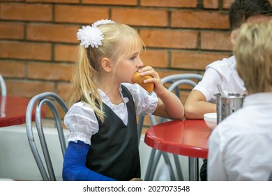 First Graders Eat In The School Cafeteria. Lunch In The Dining Room On September 1st. Moscow, Russia, September 2, 2019