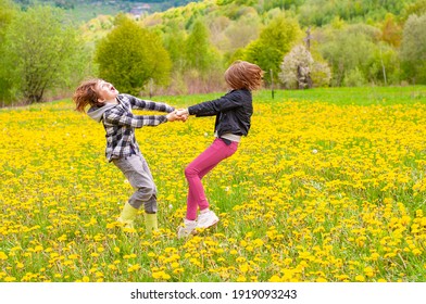 初恋は頭を回転させる。 春にはタンポポの牧草地で手を振り回す少女の少年。 一緒に山で楽しんでる子どもたち。 春。 喜びと楽しみ。 友情。 関係