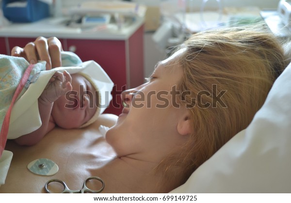 出産後の母子の最初の瞬間 の写真素材 今すぐ編集