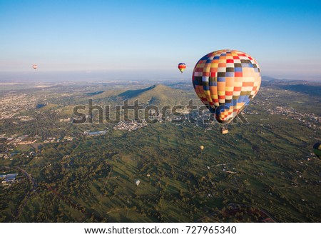 First plane of a hot air balloon, at the bottom the view of Teotihuacan and it´s surroundings. 