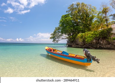 Bateau de pêche sur la plage paradisiaque de la Jamaïque : photo de stock