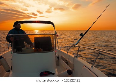 Fischerboot und Fischer im Ozean bei Morgengrauen
