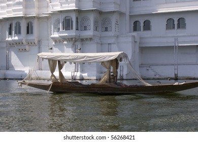 Fishing boat in front of Lake Palace Hotel on Lake Pichola