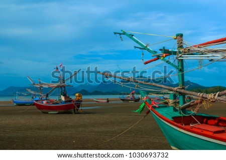 Fishing boats, local area homes on the park's beach is a day in the water drops.