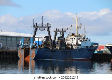  fishing boats are moored in the port under unloading