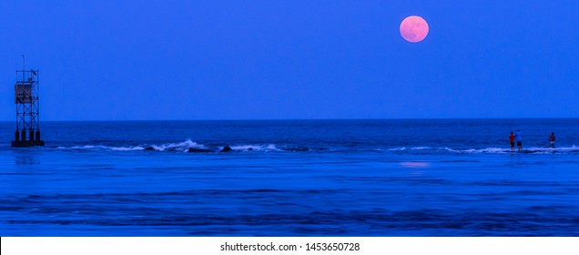 Fishing The Indian River Inlet During A Full Moon And High Tide.