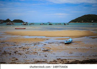 Imágenes Fotos De Stock Y Vectores Sobre Boat On Sand