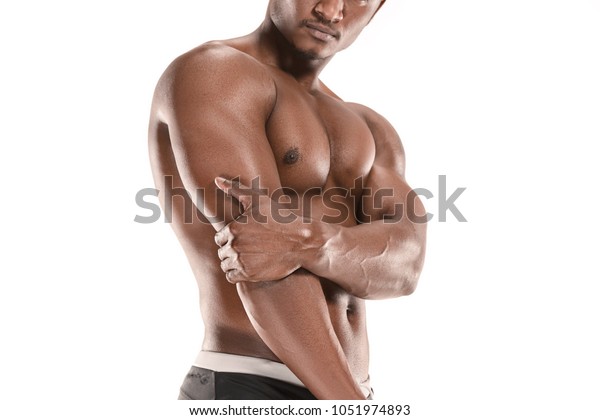 白い背景に青年と美しい胴体 スタジオでポーズをとるアフリカ系アメリカ人男性の裸の胴体 筋肉質の体 健康 スポーツ 健康的なライフスタイル ボディービルダー の写真素材 今すぐ編集