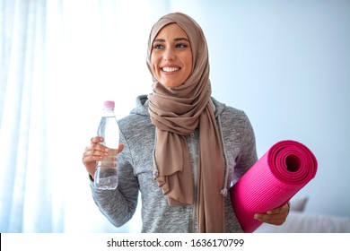 1,535 Muslim woman drinking water Images, Stock Photos & Vectors ...