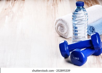 Fitnesskonzept mit Hantel und Wasserflasche