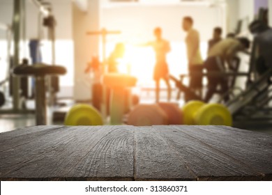 Fitnessraum und Holztisch