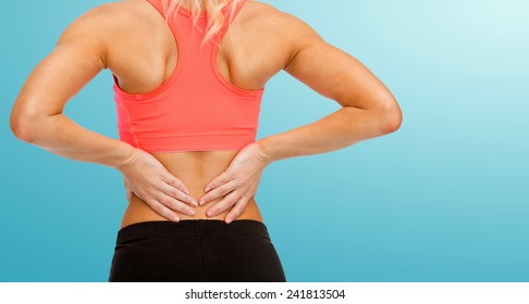 Fitness-, Gesundheits- und Medizingkonzept - Nahaufnahme sportlicher Frauen, die sich den Rücken berührt