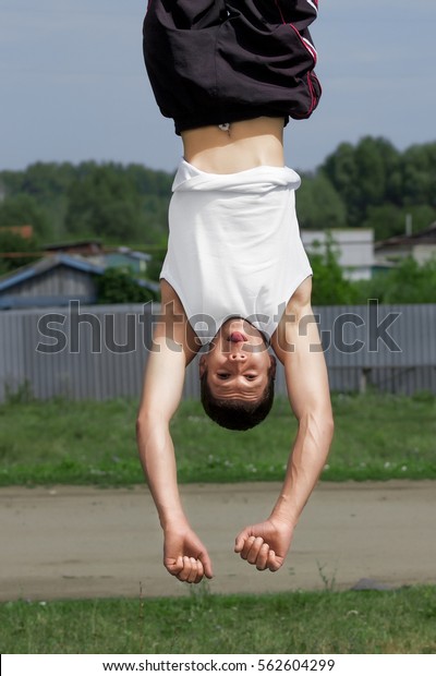 Стоковая фотография "Fitness Male Hanging Upside Down On" (редакт...