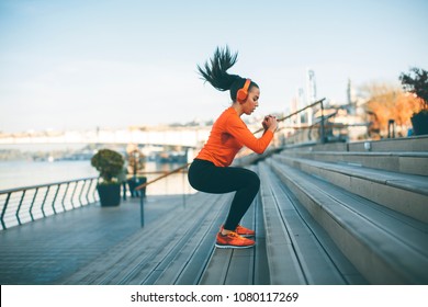 Fitness-Frau, die im Freien in städtischen Umgebungen springt