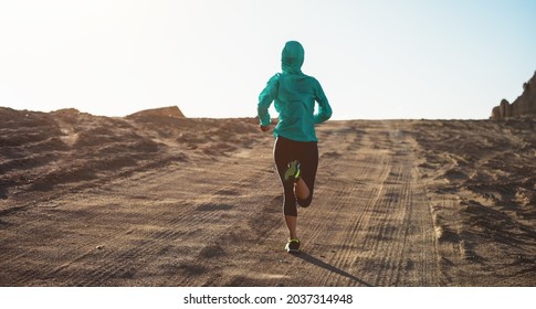 Fitness-Frau-Trail Läufer Cross-Country auf Sand Wüste laufen