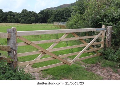 229 Wooden five bar gate Images, Stock Photos & Vectors | Shutterstock