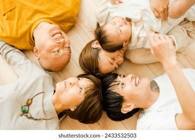 Five families of 0 -year -old baby, parents and senior grandparents who lie on the floor and lie on their backs - Powered by Shutterstock