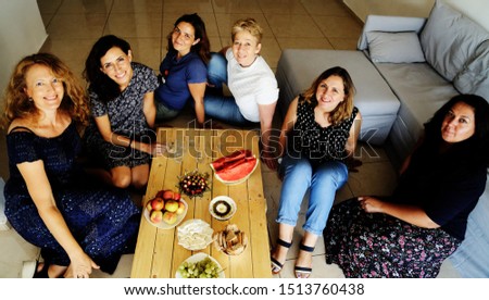 Similar – Gruppe von Freunden, die bei einem Sommergrill kochen.