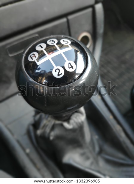 Five speed gearbox with reverse speed. Close up\
photo of the knob.