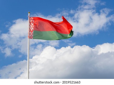 Bandera de Bielorrusia ondeando el asta contra el cielo azul