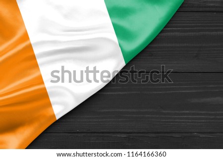 Flag of Côte d 'Ivoire and place for text on a dark wooden background