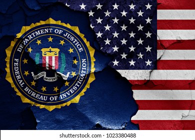 bandera del FBI y Estados Unidos pintada en una pared rota