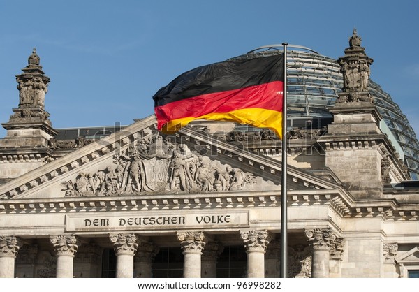 ドイツ国会の前になびくドイツ連邦共和国国旗 ドイツ連邦共和国の独立国会旗 ドイツ共和国の独立国旗 ドイツ連邦議会の独立国旗 ドイツ連邦議会の独立国旗 の写真素材 今すぐ編集 9699