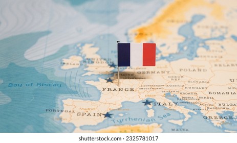 La bandera de Francia en el mapa mundial.