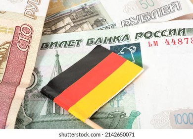Flagge Deutschlands und Rubel-Banknoten
