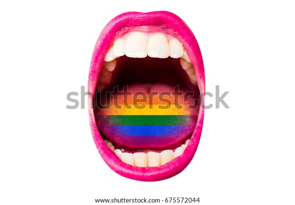 女性の口に入ったlgbt国旗 舌に乗ったセクシーな虹の国旗 口紅 白い歯 女の子の舌に虹を持つ女性の唇 女性は少数派の権利に対する誇りを叫ぶ の写真素材 今すぐ編集