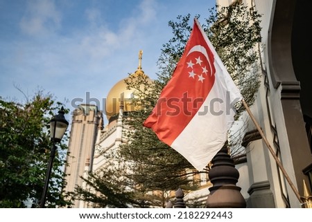 Flag of Singapore in front of Sultan Mosque