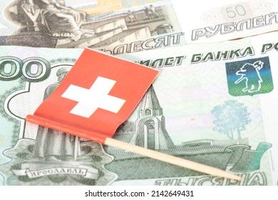 Flagge der Schweiz und Rubel-Banknoten

