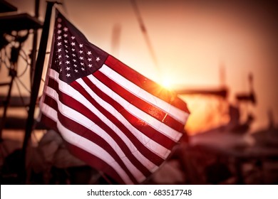 Bandeira dos Estados Unidos da América flutua nos ventos em luz do sol suave, dia da independência da América