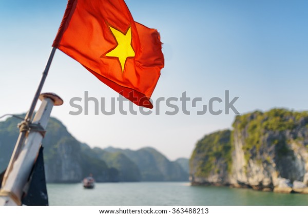 Rote Flagge Mit Goldenem Stern Die Auf Dem Schiff In Der Halong Bucht
